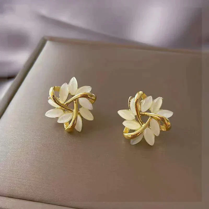 Elegant Nut Earrings in Gold and Silver - Image 4